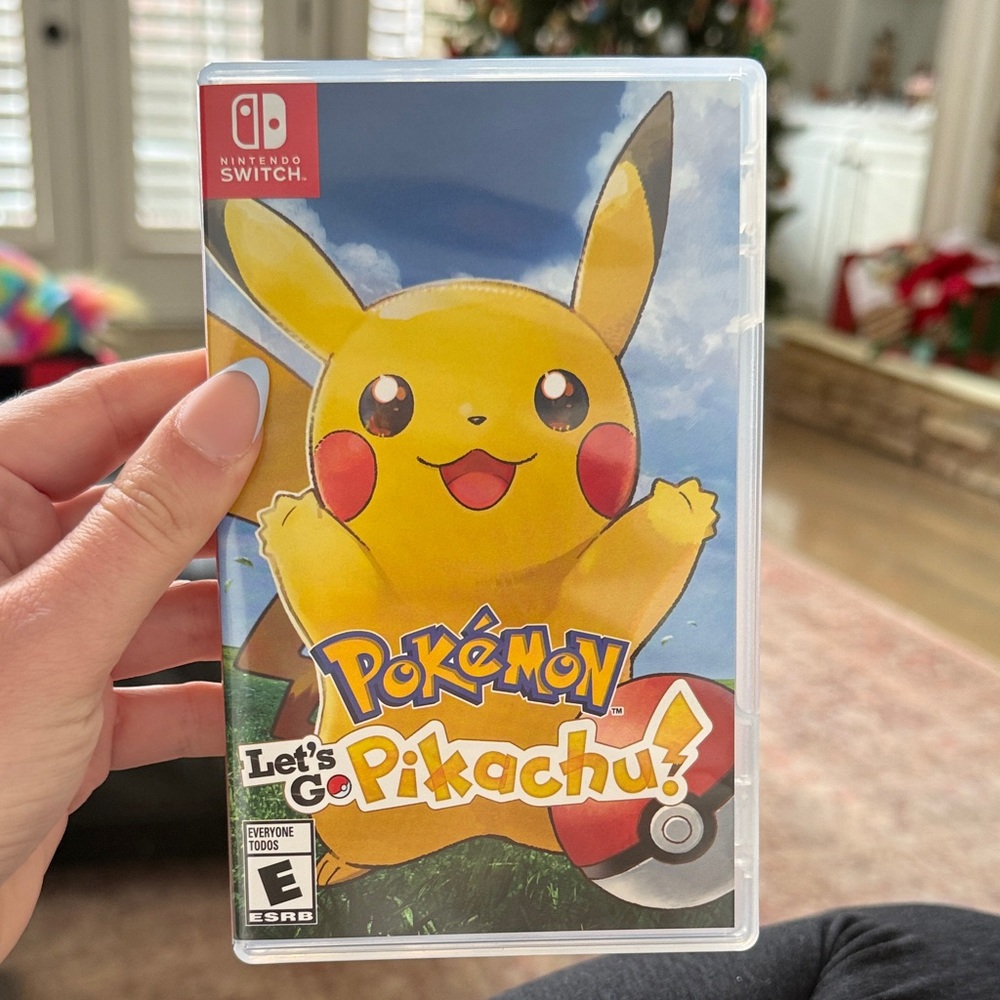 Nintendo Switch Pokémon: Let's Go, Pikachu! - Yellow and Blue